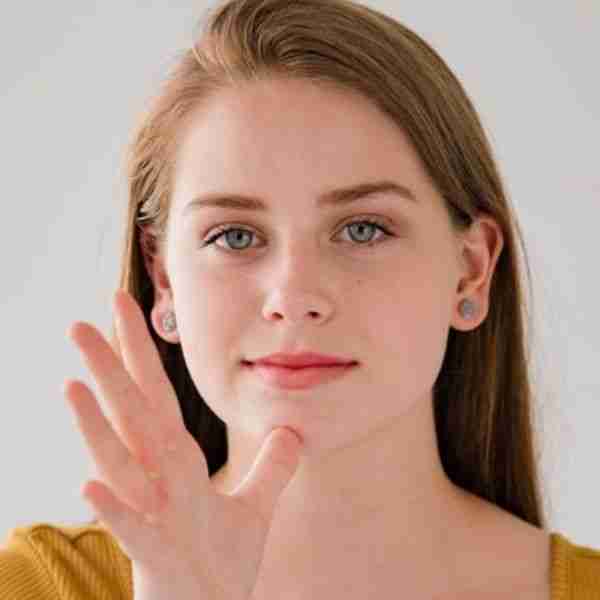 woman signing as a way to learn a new language
