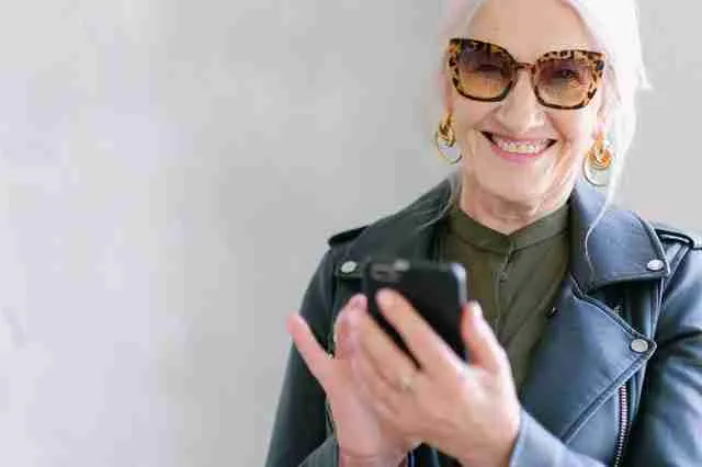 woman using a smartphone to be smarter
